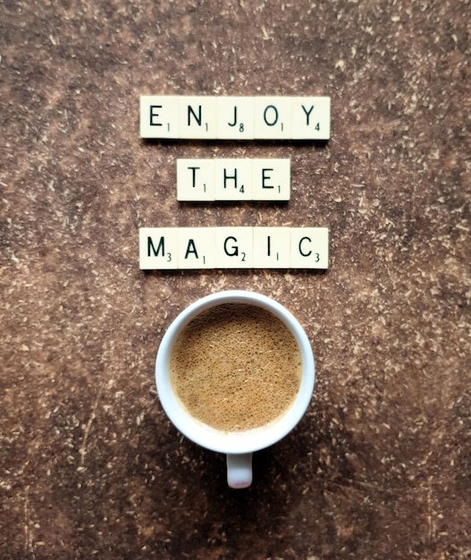 Foto close-up di una tazza di caffè con tipografia