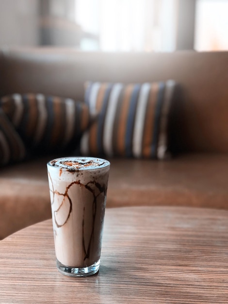 Foto close-up di una tazza di caffè su un tavolo di legno