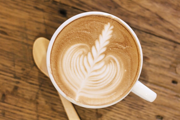 Foto close-up di una tazza di caffè su un tavolo di legno