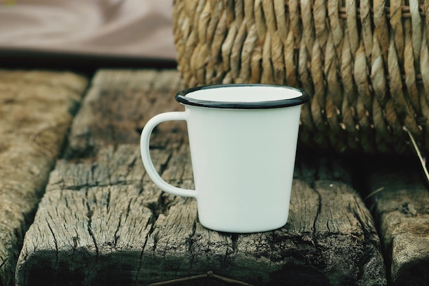 木製のテーブル上のコーヒーカップのクローズアップ
