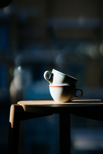 テーブルの上のコーヒーカップのクローズアップ