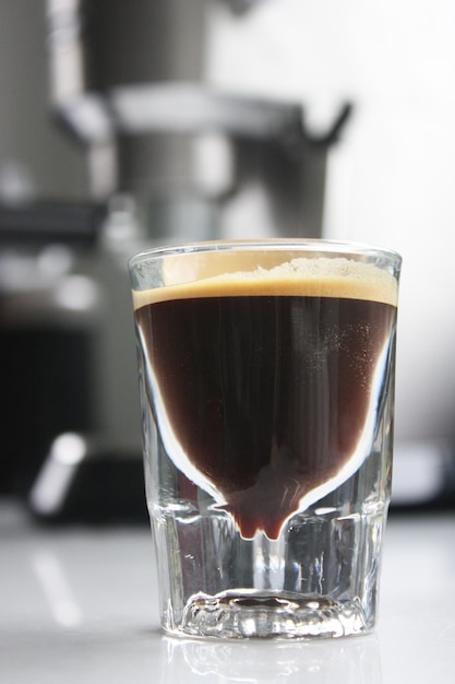 Photo close-up of coffee in glass at cafe