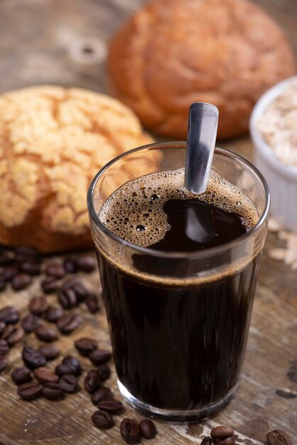 Foto close-up di caffè in bicchiere su tavolo