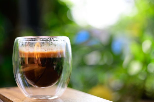 Photo close-up of coffee in glass on table