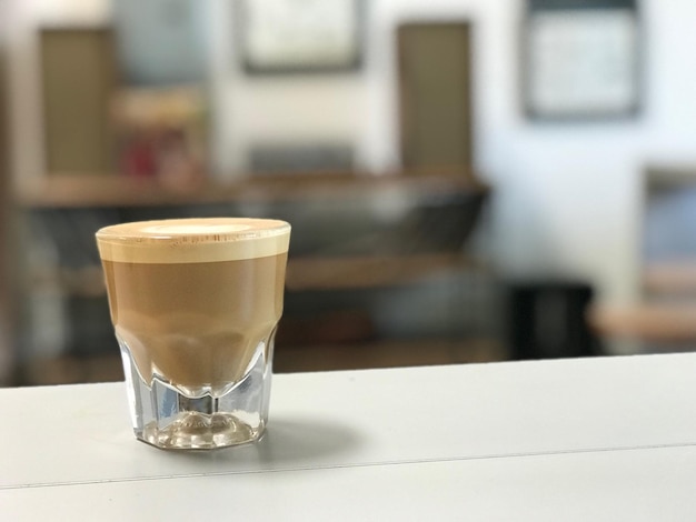 テーブルの上のグラスのコーヒーのクローズアップ
