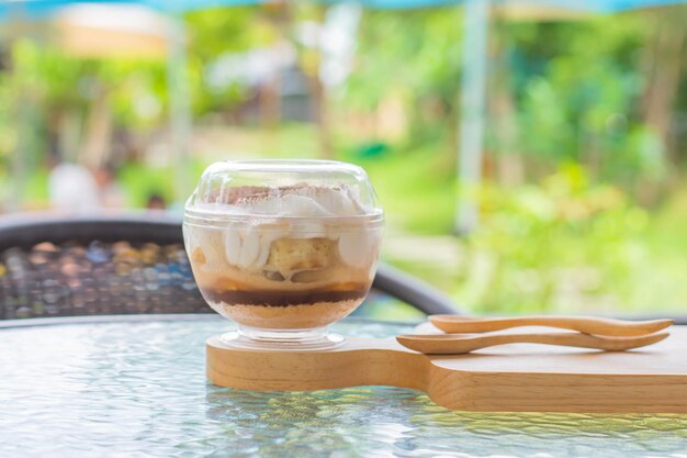 Photo close-up of coffee in glass on table