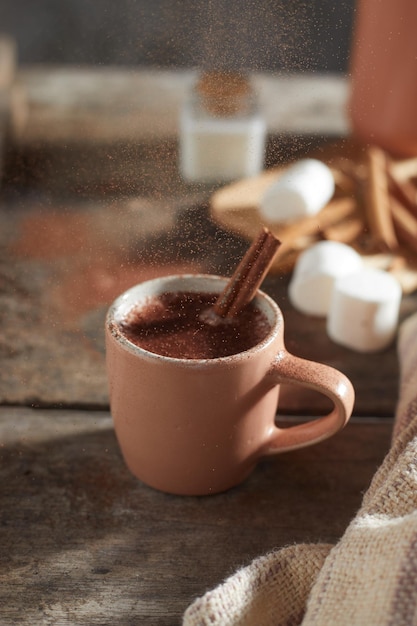 テーブルの上にあるのコーヒーのクローズアップ