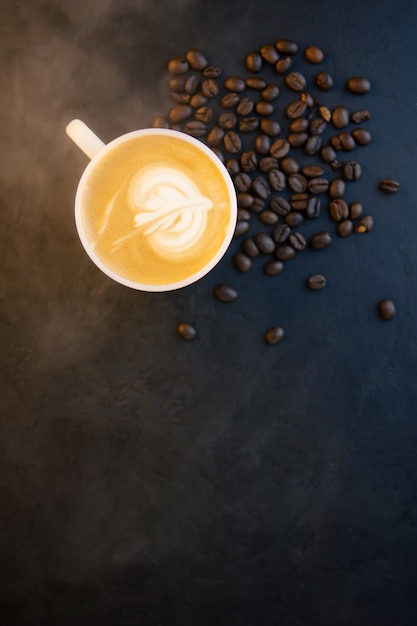 Фото Крупный план кофе латте в чашке и молочная пена сверху, чтобы выпить на задней поверхности