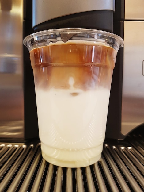 Foto prossimo piano del caffè sul vassoio della macchina