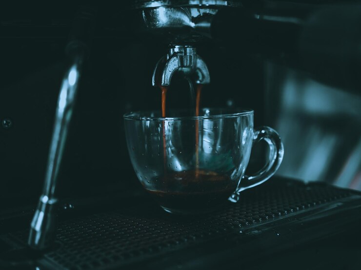 Photo グラスにコーヒーを注ぐクローズアップ