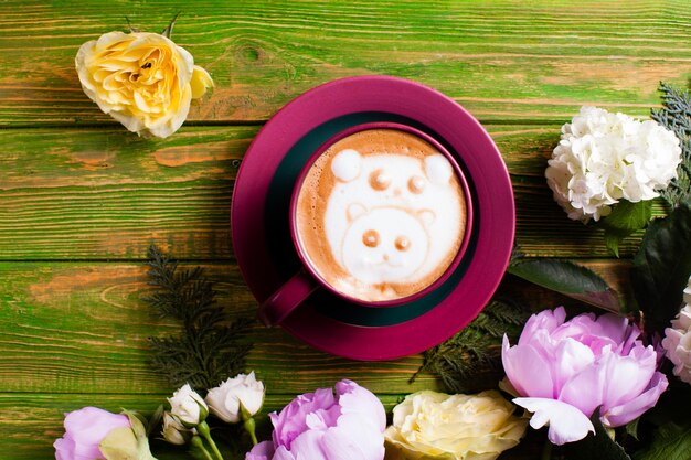 Foto close-up di caffè e rose sul tavolo