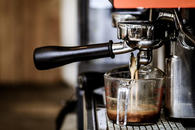 Photo close-up of coffee served on table in cafe