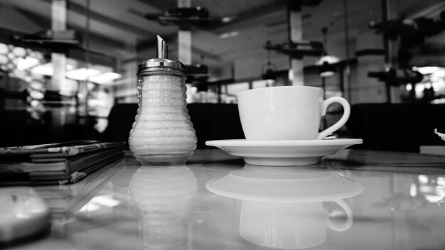 Photo close-up of coffee served on table in restaurant