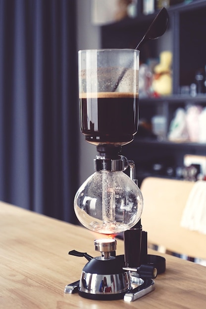 Photo close-up of coffee served on table