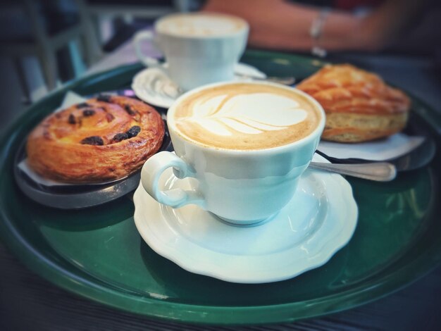 Photo close-up of coffee served on table