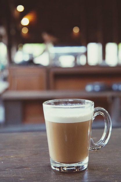 Photo close-up of coffee served on table