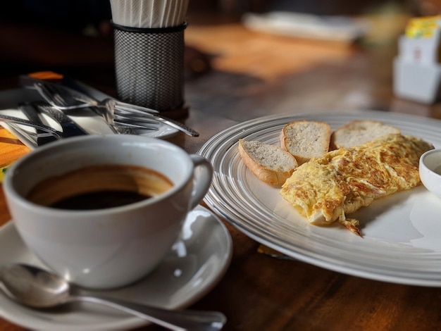 Photo close-up of coffee served on table