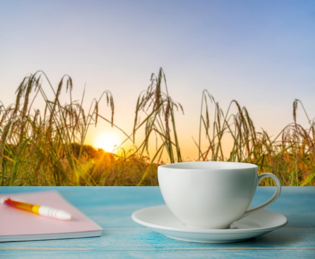 Photo close-up of coffee on table against sky during sunset