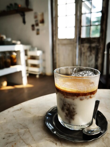 Foto prossimo piano del caffè sul tavolo