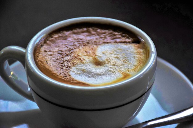 Foto prossimo piano del caffè sul tavolo