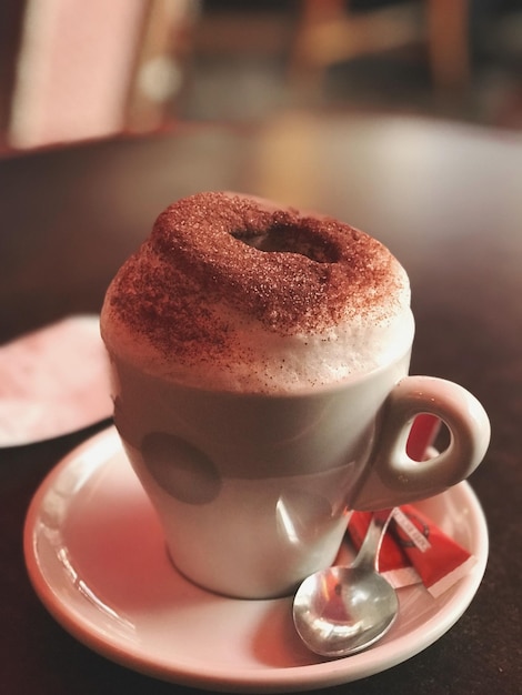 Foto prossimo piano del caffè sul tavolo