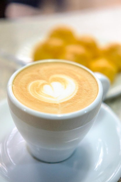 Foto prossimo piano del caffè sul tavolo