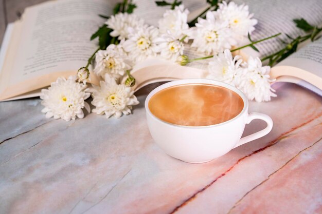 Foto close-up di caffè e rose bianche sul tavolo