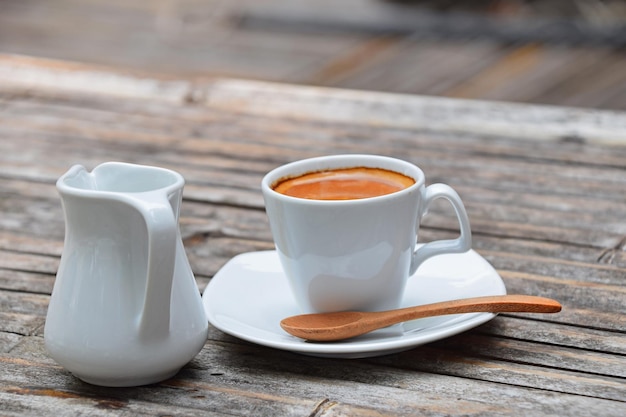 テーブルの上にある陶器の容器を持つコーヒーのクローズアップ