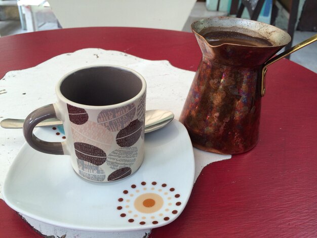 Foto close-up di un caffè con una brocca sul tavolo in un caffè