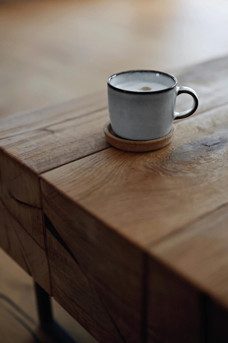 Photo close-up of coffee on wooden table