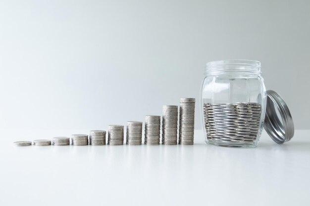 白い背景の硬貨のクローズアップ