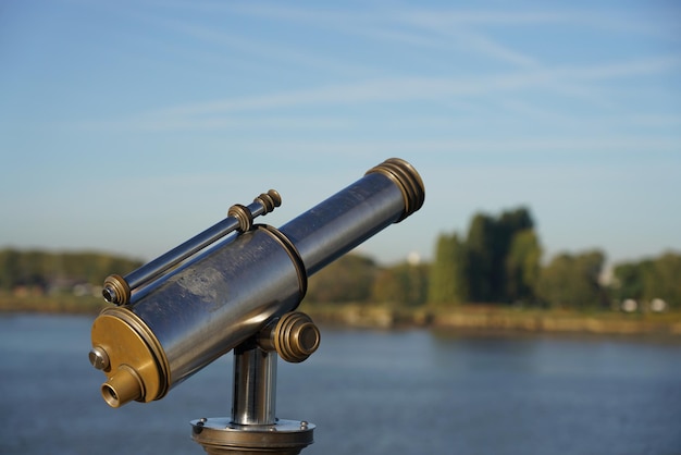 Foto close-up di binocoli a monete sul lago contro il cielo