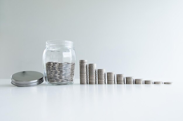 白い背景のテーブル上の硬貨のクローズアップ