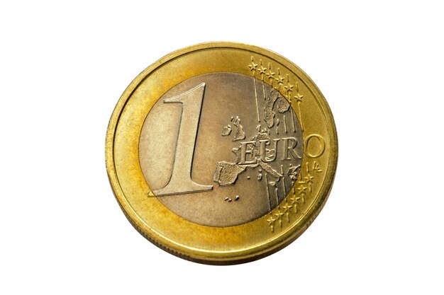 Foto prossimo piano di una moneta su sfondo bianco