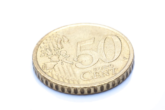 白い背景の硬貨のクローズアップ