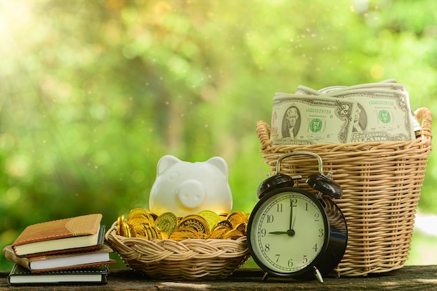 Photo close-up of coins in basket