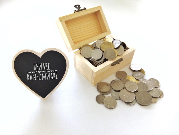 Foto close-up di monete in scatola su tavolo