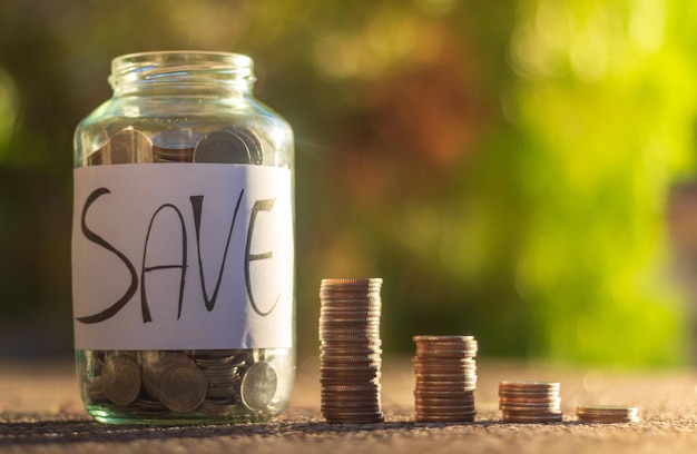 Photo close-up of coins in jar on table