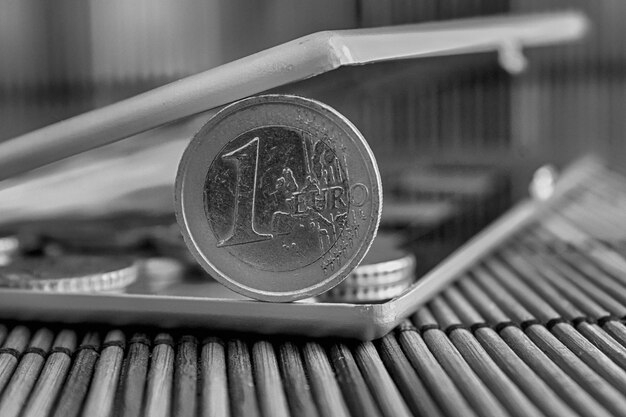 Photo close-up of coins on laptop at table