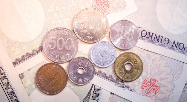 Photo close-up of coins and paper currency