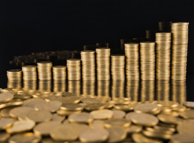 Foto close-up di monete sul tavolo su sfondo nero