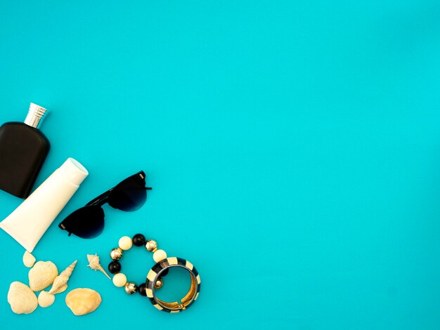 Photo close-up of coins on table against blue background