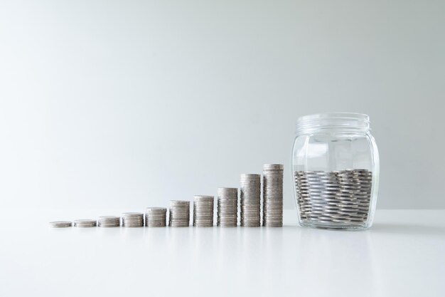 白い背景のテーブルの上にある硬貨のクローズアップ