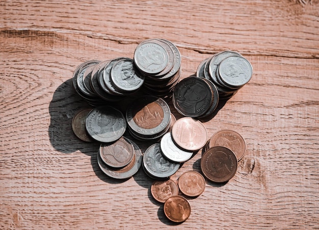 Photo close-up of coins on table