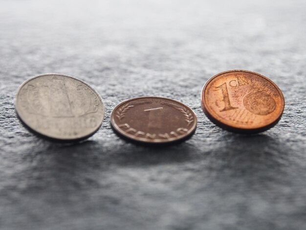 Photo close-up of coins on table