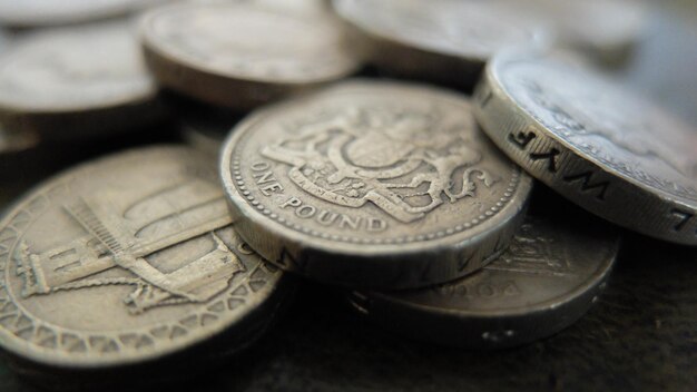 Photo close-up of coins on table