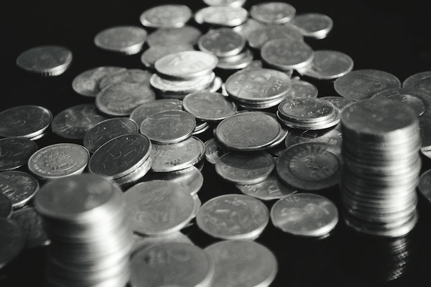 Photo close-up of coins on table