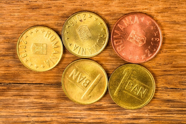 Photo close-up of coins over table