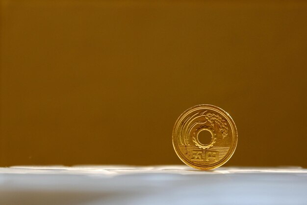 Photo close-up of coins on table