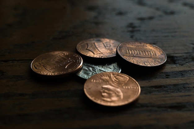 Photo close-up of coins on table